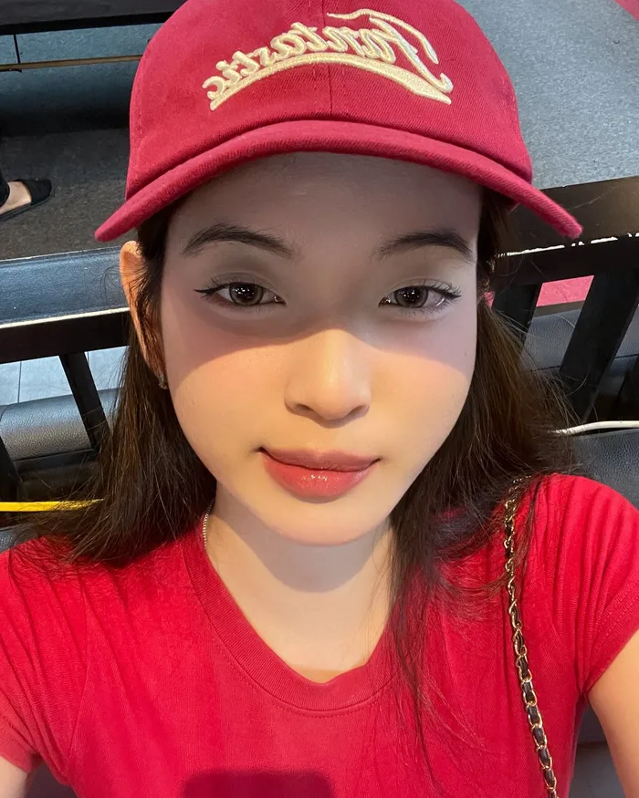 Album ảnh hot girl sinh năm 2004 xinh xắn, nổi bật