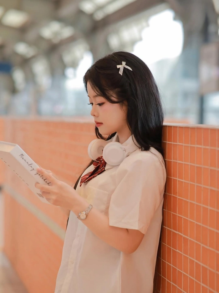 Ngắm ảnh học sinh nữ đang cười rạng ngời và chân thật