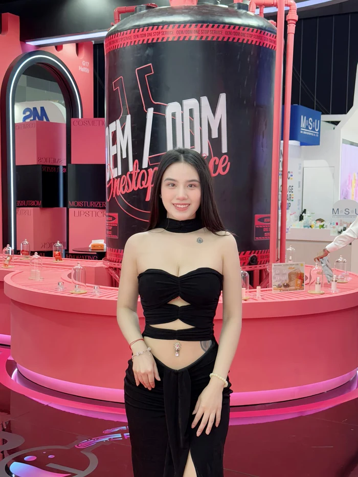 Ngắm ảnh linh miu bikini với dáng vẻ tự tin