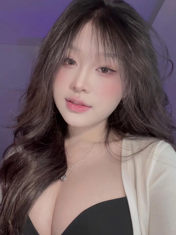 Loạt ảnh nữ sinh ngực to khoe đường cong hút mắt