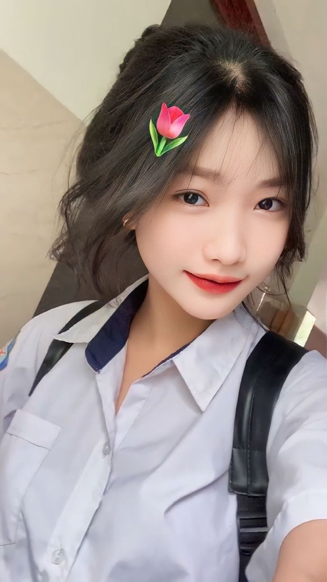 Ngắm hình những nữ sinh cấp 2 với mái tóc dài mượt mà, duyên dáng.