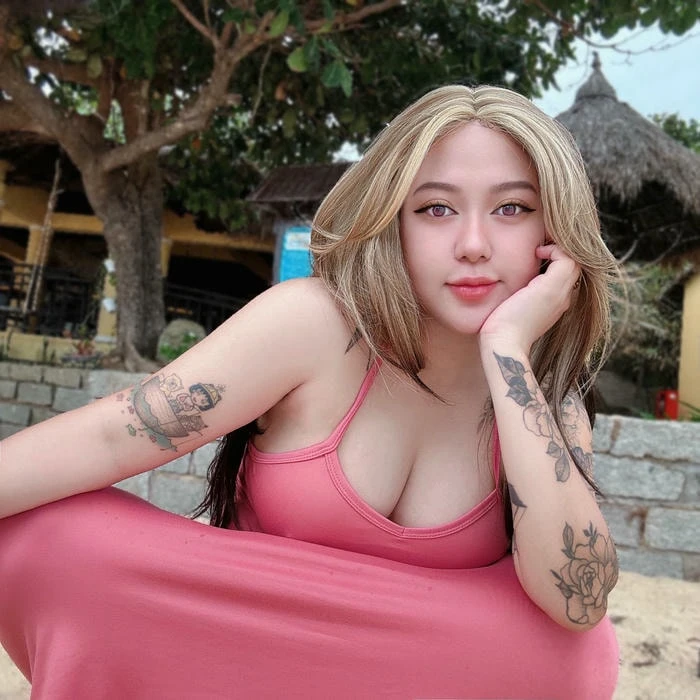 Suzie Nguyễn khoe dáng sexy