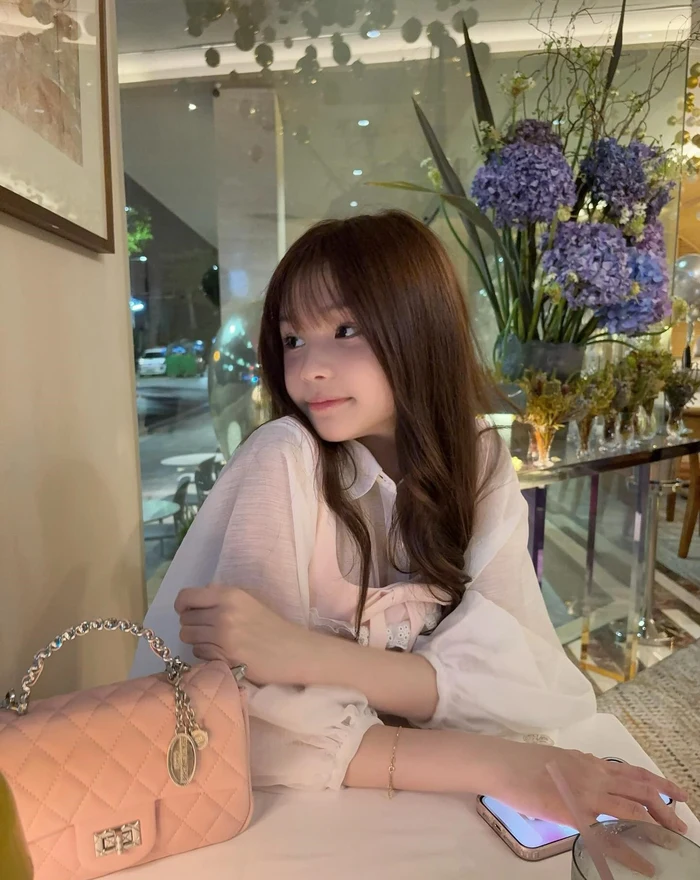 Chụp hình ảnh gái xinh 2k4 khoe nét đẹp dịu dàng, cuốn hút