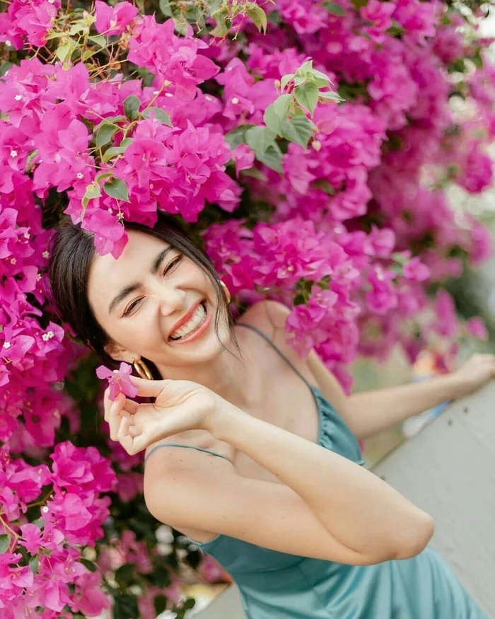 Bộ hình cô gái cầm hoa đẹp đậm chất nghệ thuật