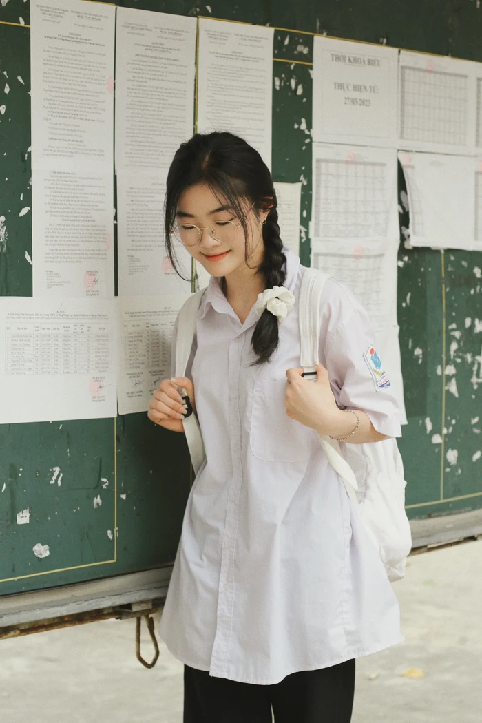Tải hình gái học sinh phong thái nhẹ nhàng, dễ mến
