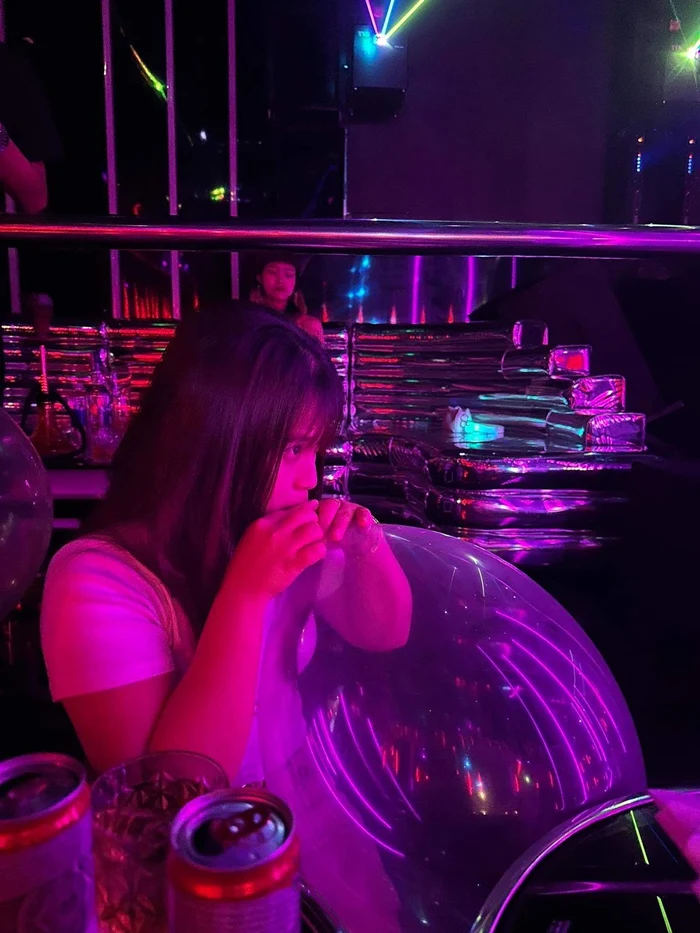 Hình avatar karaoke girl cực chất