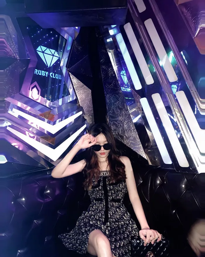 Hình ảnh gái karaoke gương mặt xinh, biểu cảm gợi cảm