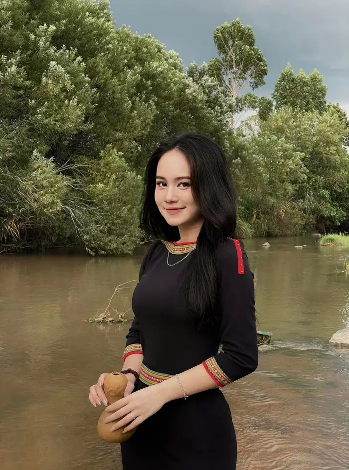 Hình ảnh gái quê có ánh nhìn trong trẻo