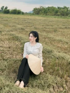 Hình ảnh gái quê mang đậm nét đẹp chân phương