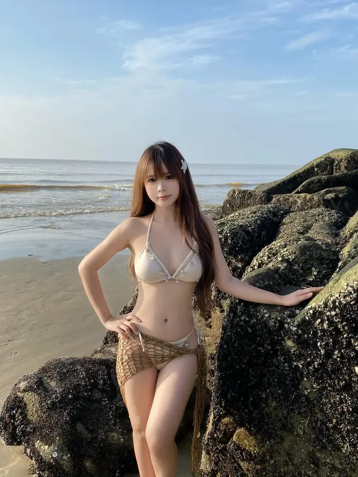 Album ảnh gái xinh mặc váy lưới khiến người xem không rời mắt
