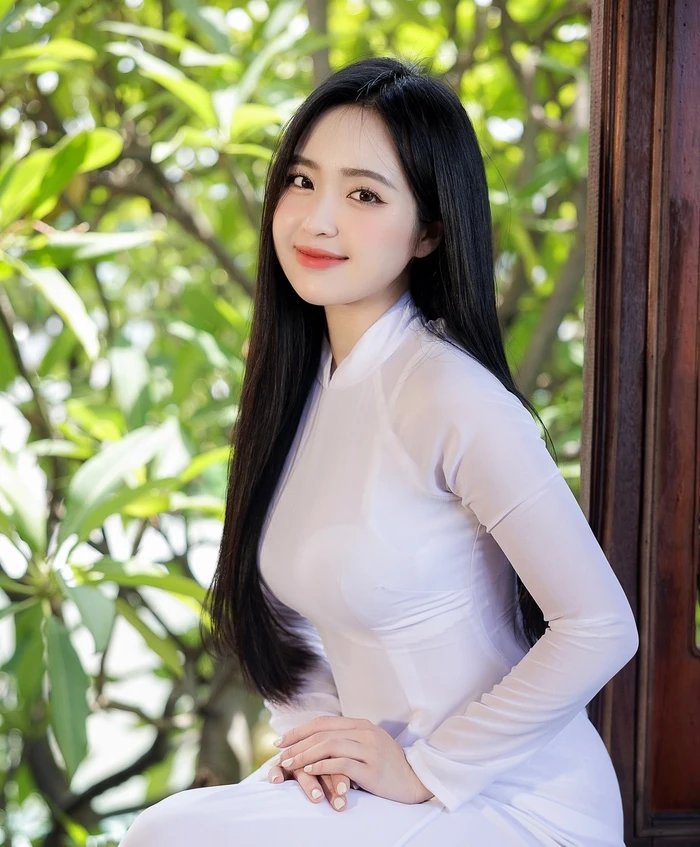 Hình ảnh Lê Phương Anh tạo dáng gợi cảm