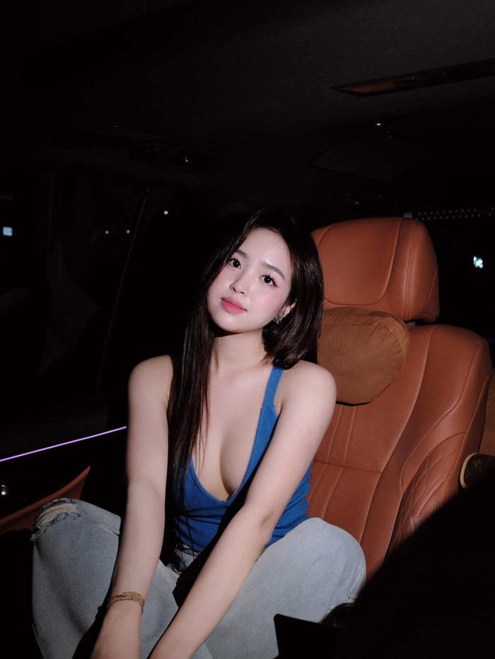 Hình avatar cô nàng Lê Phương Anh có vòng một căng đầy