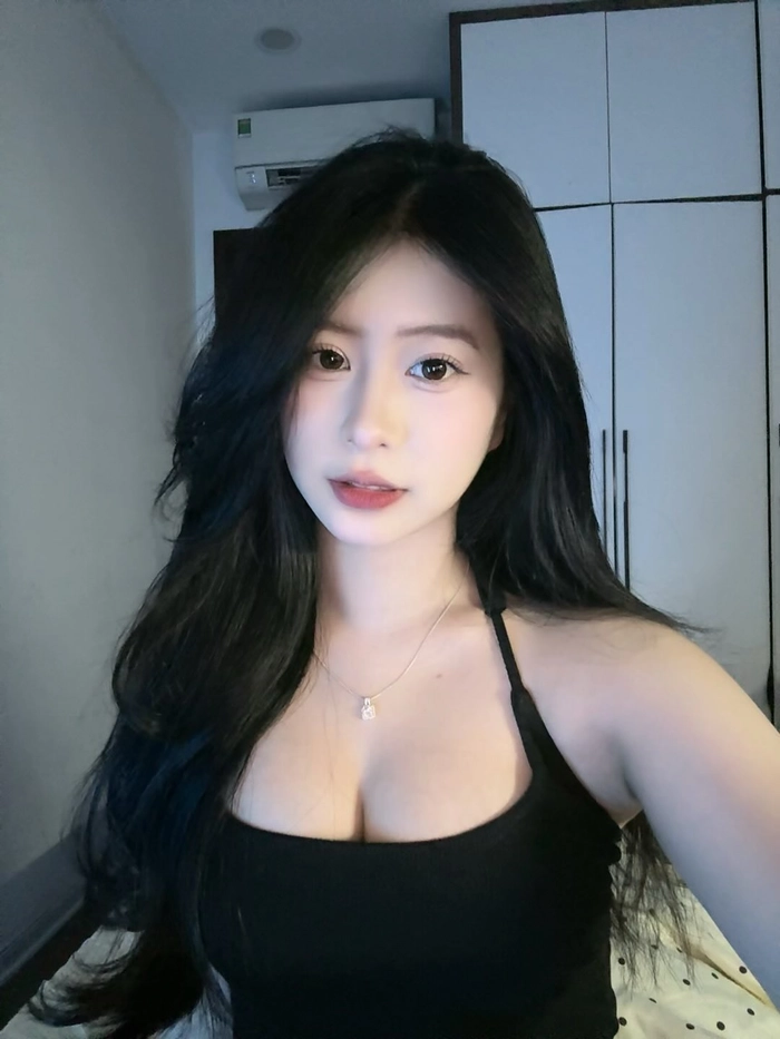 Hình ảnh nữ sinh cấp ba ngực lớn trong tư thế sexy