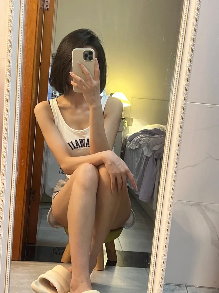 Xem hình ảnh cô gái tóc ngắn che mặt đáng yêu