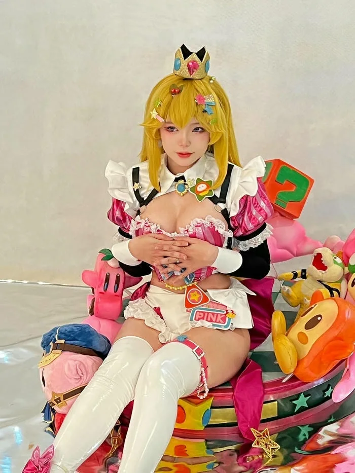 bộ ảnh Zinie Quỳnh cosplay tôn dáng quyến rũ