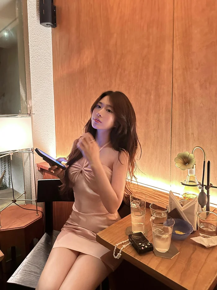 Tải ảnh hot girl sinh năm 2003 với mái tóc dài, duyên dáng