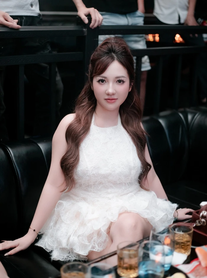 Bộ ảnh gái đi bar, thể hiện sự tự tin và phong cách riêng