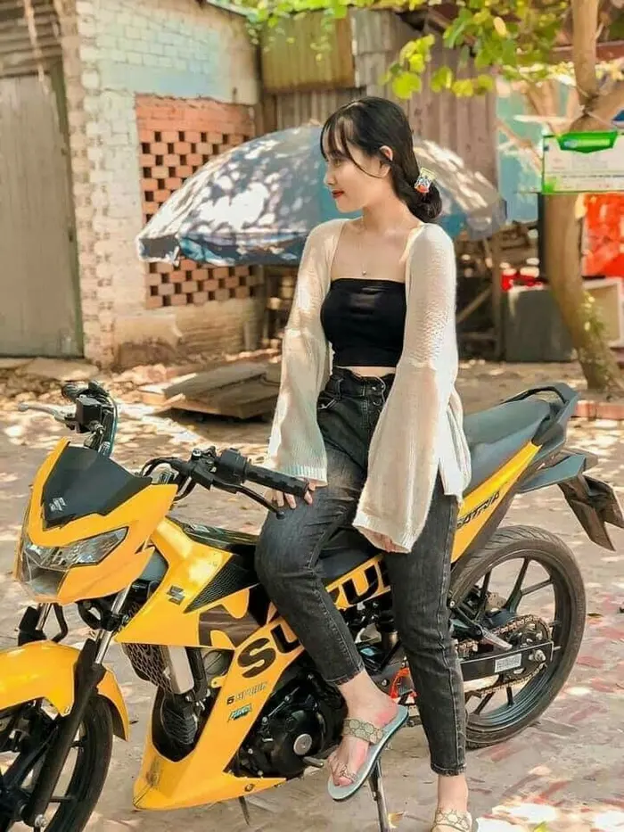 Tải bộ hình ảnh gái ngồi xe độ tuyệt vời
