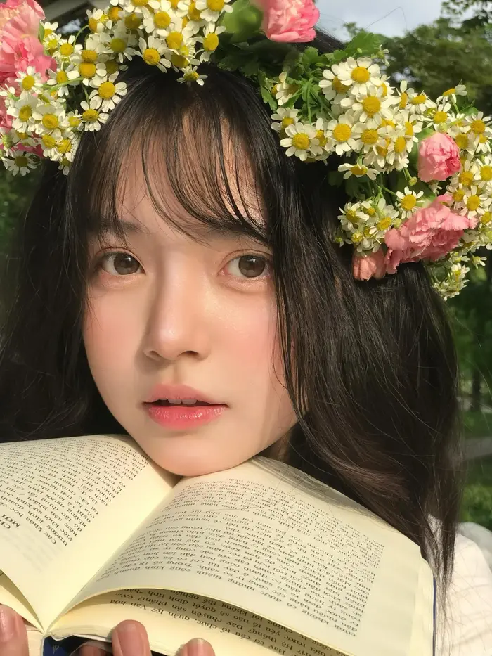 Ảnh gái xinh 2k4 tạo dáng chuyên nghiệp, thần thái ấn tượng