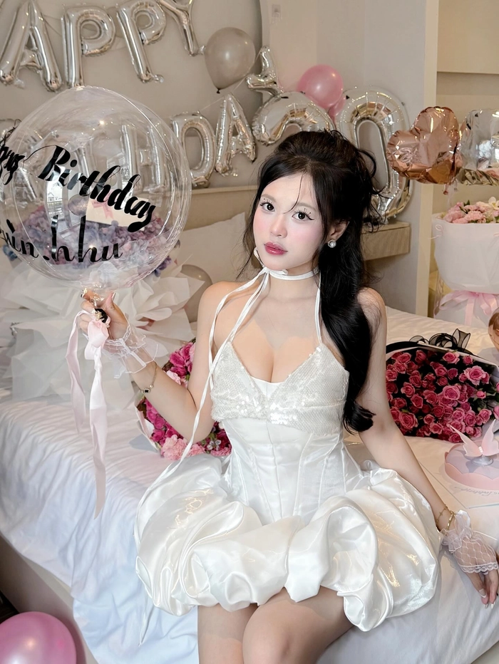 Ngắm ảnh một cô gái học sinh có vòng một căng tròn