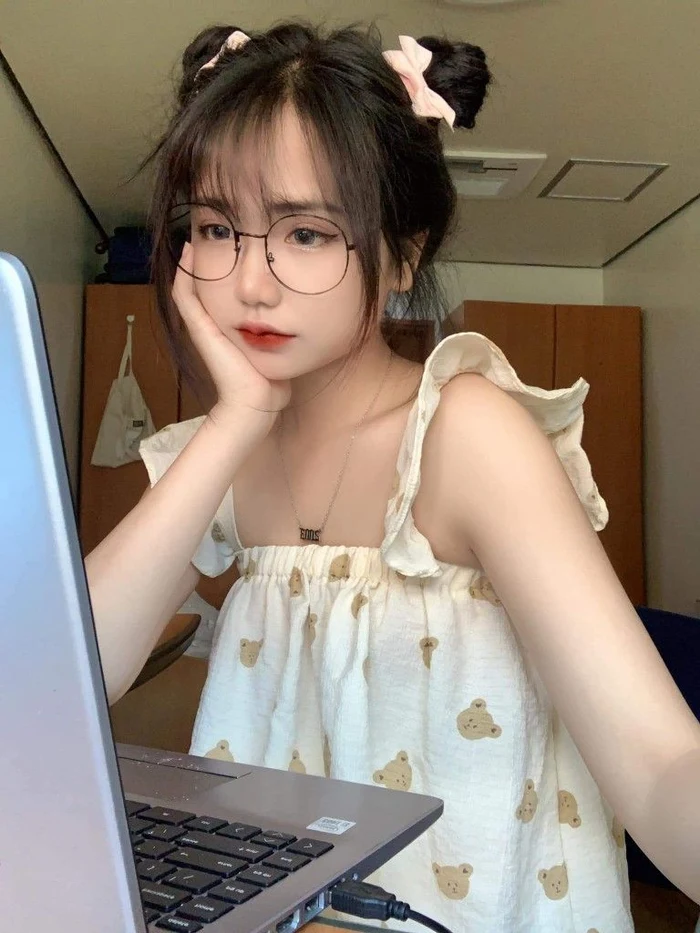 Tải hình avatar nữ sinh cấp 2 có vẻ ngoài hiền lành, dễ mến.