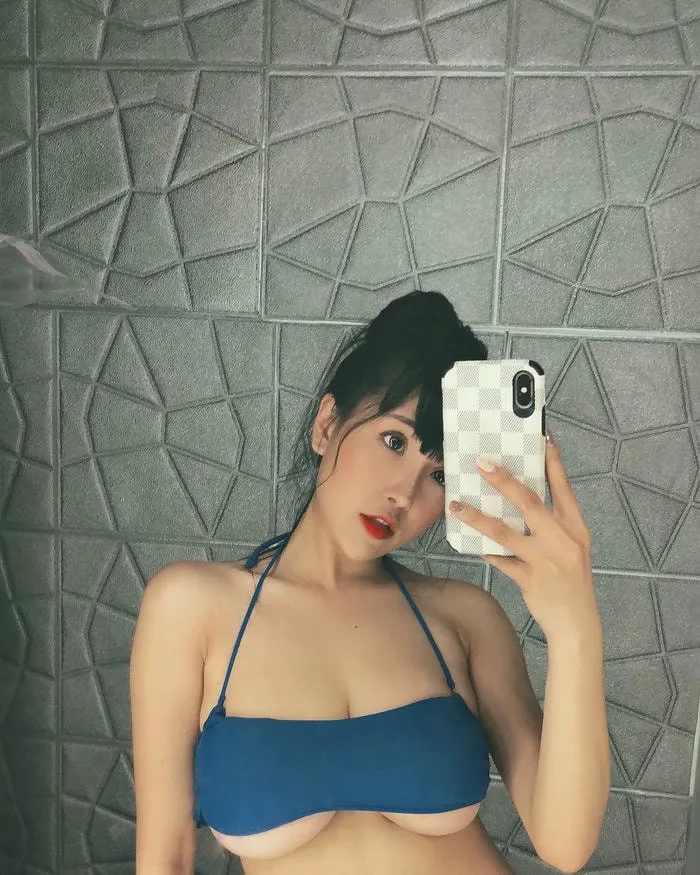 ngắm ảnh Viên Vibi lộ hàng táo bạo