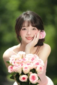 Ngắm hình ảnh cô gái cầm hoa đẹp tràn đầy sức sống