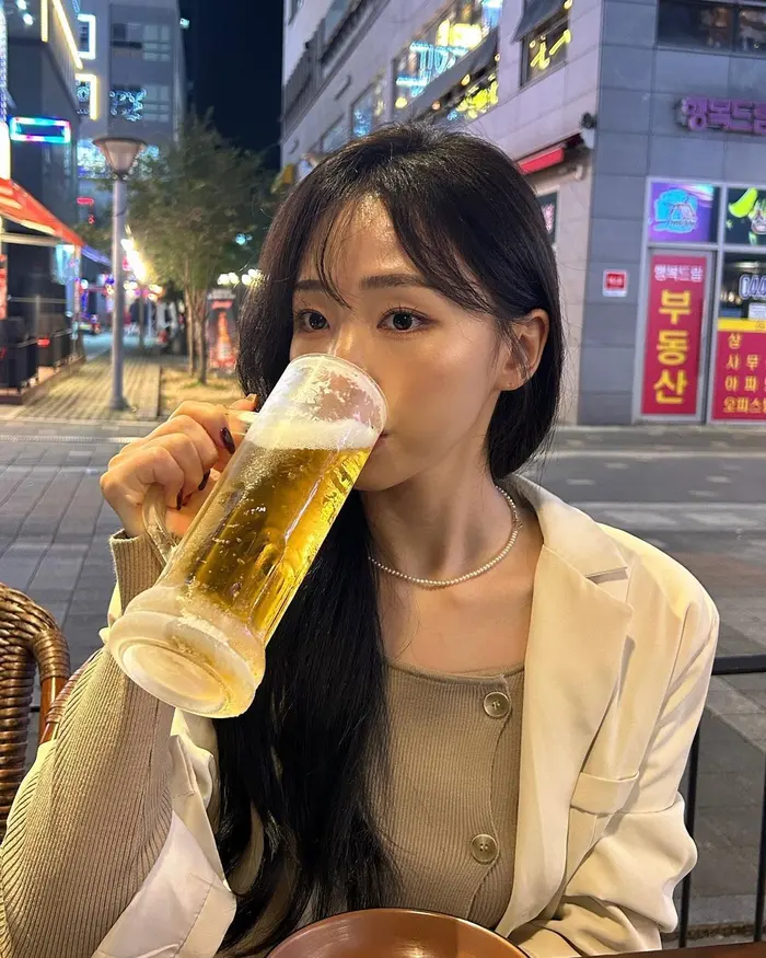 Ngắm ảnh con gái uống bia vẻ đẹp tinh tế và duyên dáng