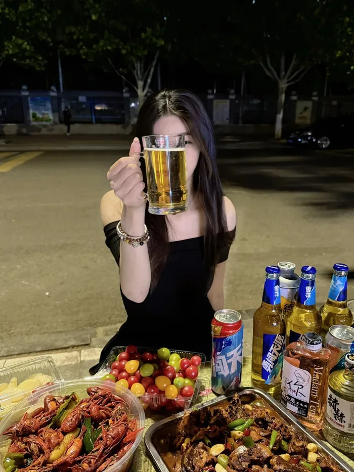Chụp hình ảnh con gái uống bia đầy phong cách và nữ tính