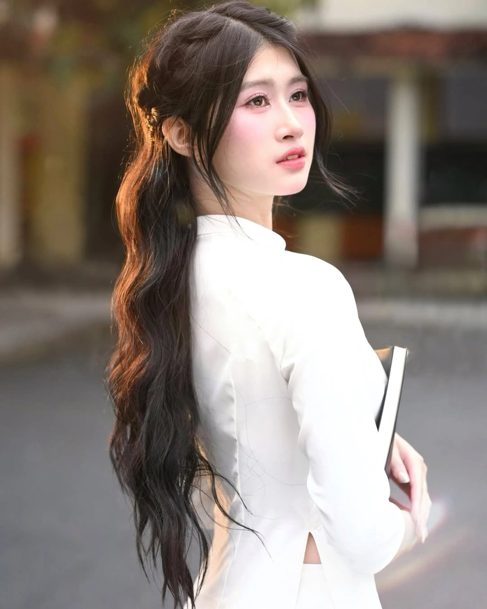 Hình ảnh nữ sinh dễ thương tạo dáng tự nhiên cuốn hút