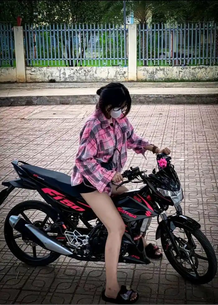 Hình ảnh gái ngồi xe độ cuốn hút