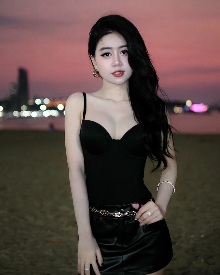 album ảnh Lê Kim Loan bikini nóng bỏng khiến dân mạng chú ý