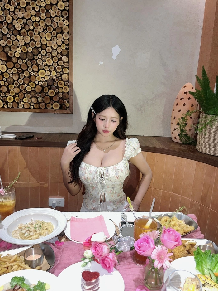 Bộ sưu tập hình nữ sinh trung học ngực lớn cuốn hút