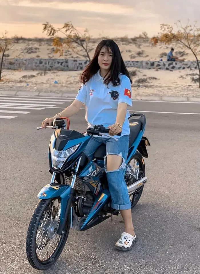 Xem ảnh gái ngồi xe độ phong cách