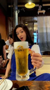 Album hình ảnh con gái uống bia sắc nét và duyên dáng