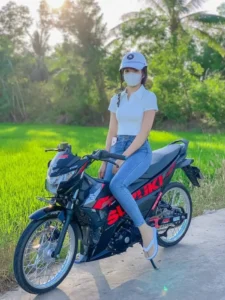 Bộ ảnh gái ngồi xe độ cực ấn tượng