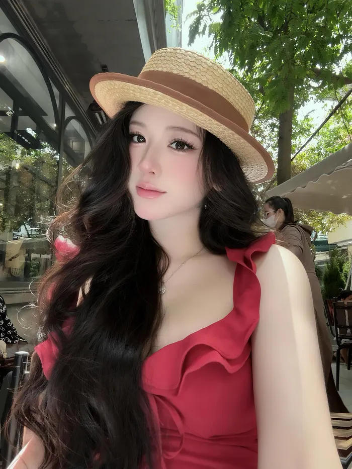 Ngắm ảnh hot girl sinh năm 2003 với vẻ đẹp cuốn hút, thời trang