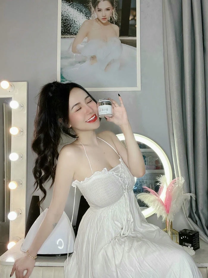 chụp ảnh Viên Vibi lộ hàng gợi cảm