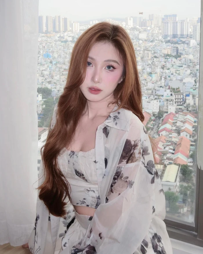 Ảnh thanh mèo bikini sexy đẹp rực rỡ giữa biển xanh