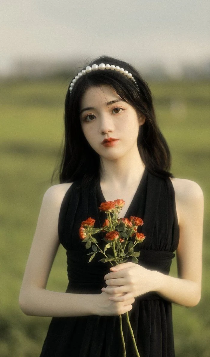 Album ảnh cô gái cầm hoa đẹp mang hơi thở lãng mạn