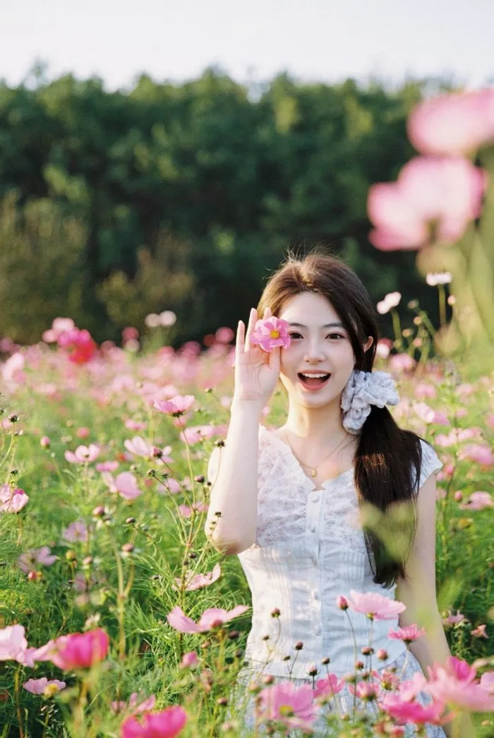 Ngắm hình ảnh cô gái cầm hoa đẹp khiến lòng xao xuyến