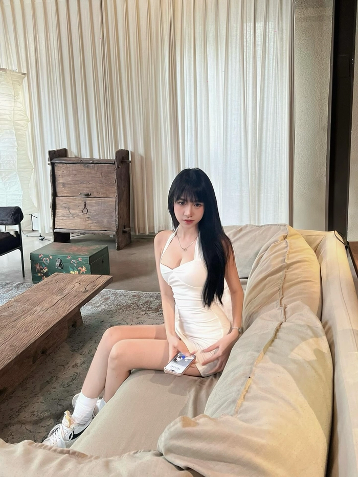 Ngắm hình một cô gái học sinh ngực lớn quyến rũ