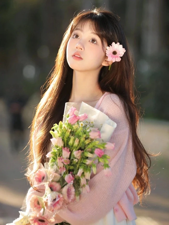 Bộ ảnh cô gái cầm hoa đẹp giàu cảm xúc nghệ thuật