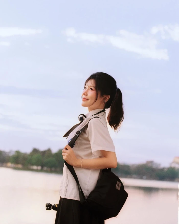 Ngắm ảnh gái học sinh đang ngồi học với vẻ đẹp dịu dàng
