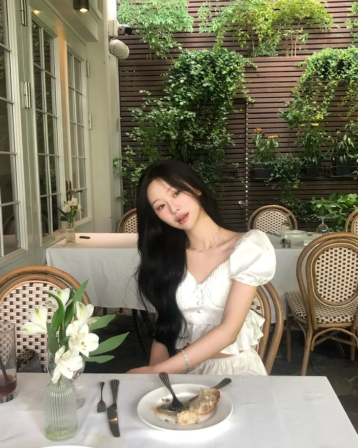 Hình ảnh gái xinh 2k7 có sức hút nhờ biểu cảm tự nhiên