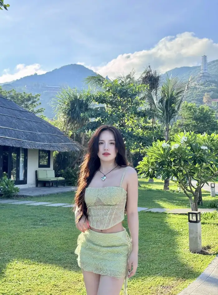 Xem hình ảnh Thị Nhung mặc bikini gợi cảm