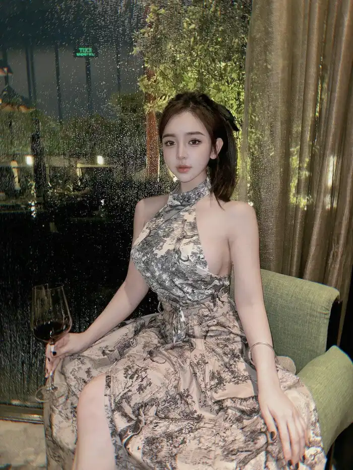 Hình Trần Huyền Châu trong dáng chụp nghiêng