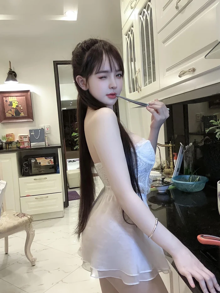 Avatar Trần Huyền Châu gợi cảm nhẹ