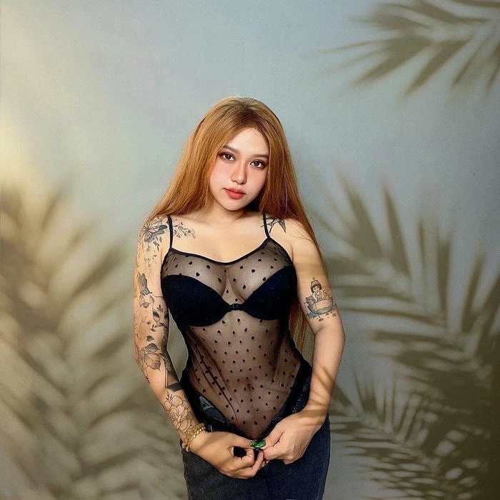loạt hình Suzie Nguyễn khoe body gợi cảm