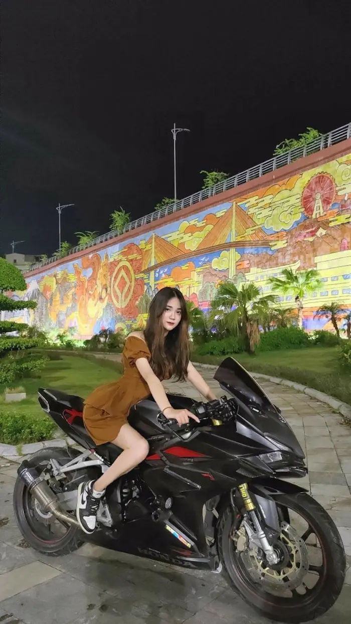 Bộ hình ảnh gái ngồi xe độ độc đáo